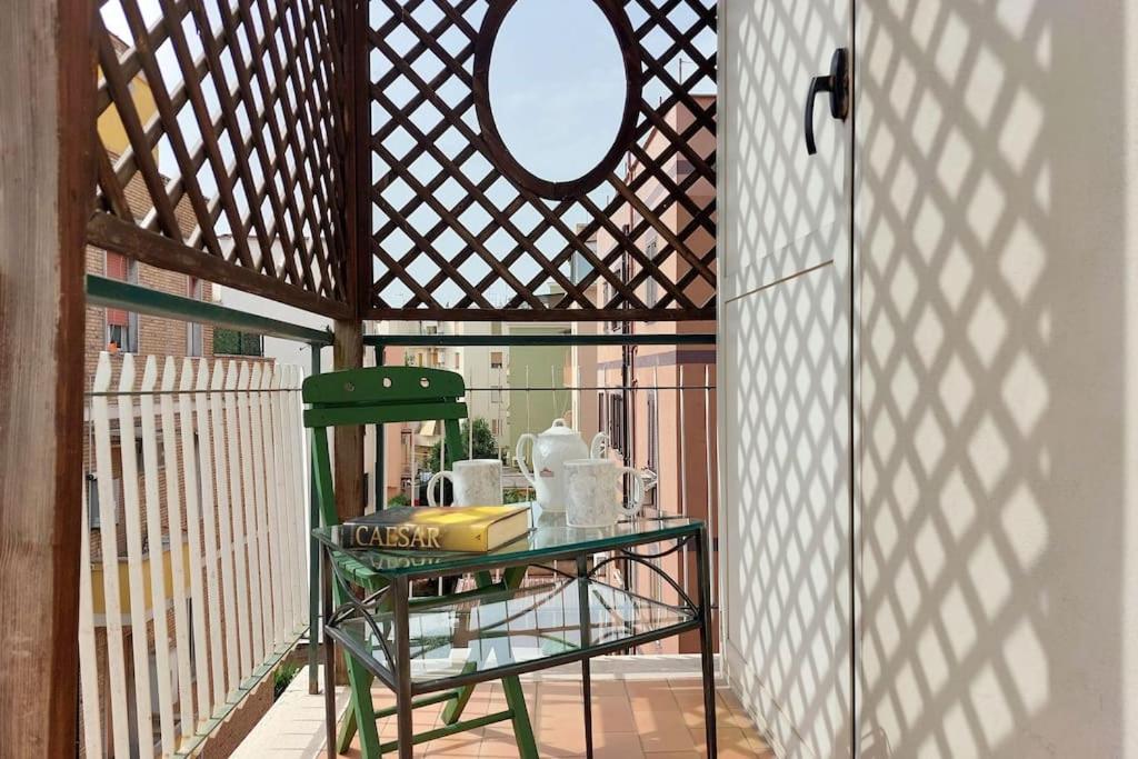 Relax Rome With 2 Balconies - 2 Bedroom Flat, 3Rd Floor With Lift, High Comfort, Quite, A Walk From Urban Train Station Gemelli And Metro A Stops Battistini & Cornelia Connecting To Center In 20 Minutes, 2 Steps From Bus Stop, Cycle Path, Groceries Zewnętrze zdjęcie