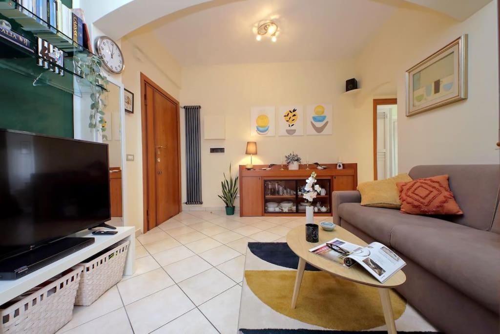 Relax Rome With 2 Balconies - 2 Bedroom Flat, 3Rd Floor With Lift, High Comfort, Quite, A Walk From Urban Train Station Gemelli And Metro A Stops Battistini & Cornelia Connecting To Center In 20 Minutes, 2 Steps From Bus Stop, Cycle Path, Groceries Zewnętrze zdjęcie