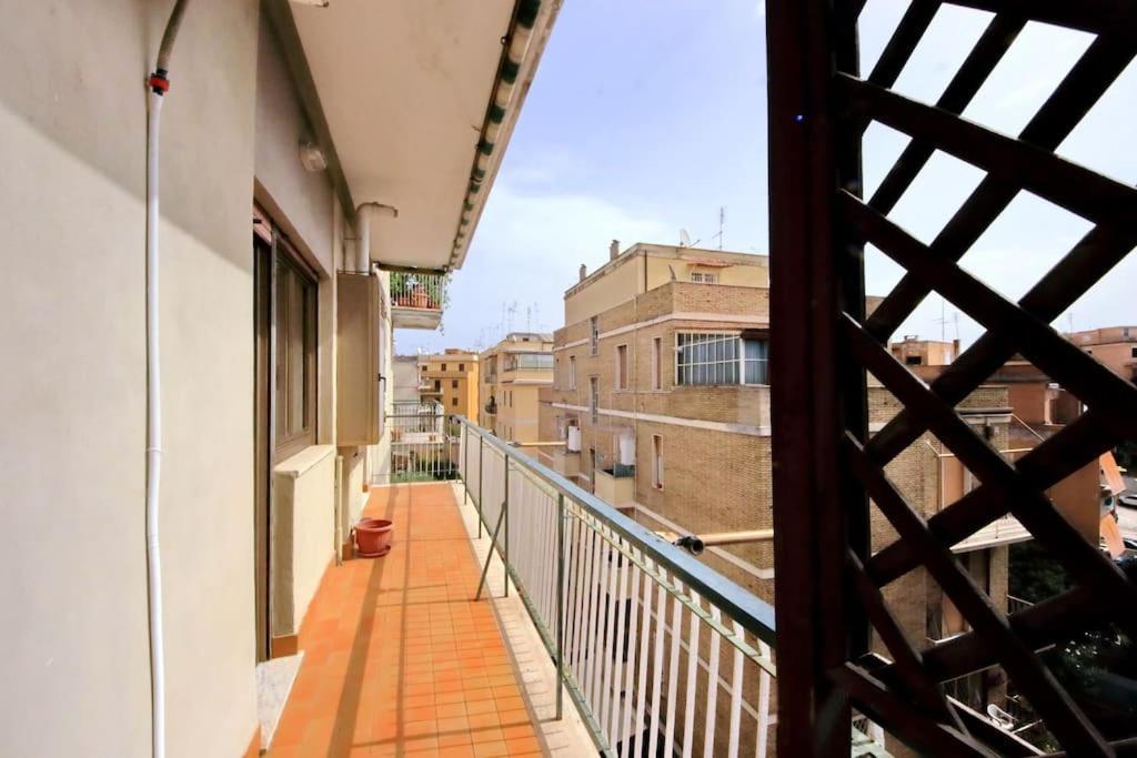 Relax Rome With 2 Balconies - 2 Bedroom Flat, 3Rd Floor With Lift, High Comfort, Quite, A Walk From Urban Train Station Gemelli And Metro A Stops Battistini & Cornelia Connecting To Center In 20 Minutes, 2 Steps From Bus Stop, Cycle Path, Groceries Zewnętrze zdjęcie